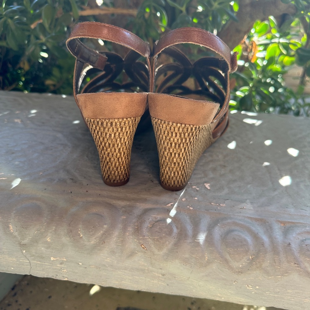 AEROSOLES Tan Strappy Sandals - Picture 3 of 4